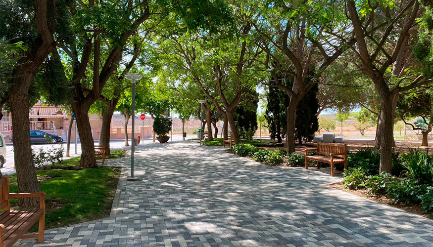 Tras esta actuacin, el jardn de Baos y Mendigo alberga una nueva zona pensada para ser una sala de estudio al aire libre, zona de picnic...