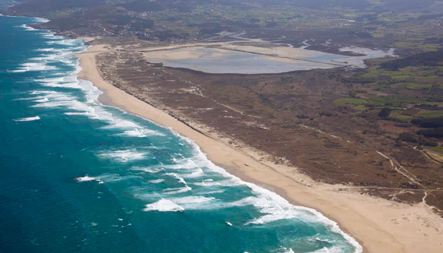 La playa de Baldaio, tambin laguna y marisma, es uno de los humedales gallegos ms importantes. Foto: Turismo de Galicia...