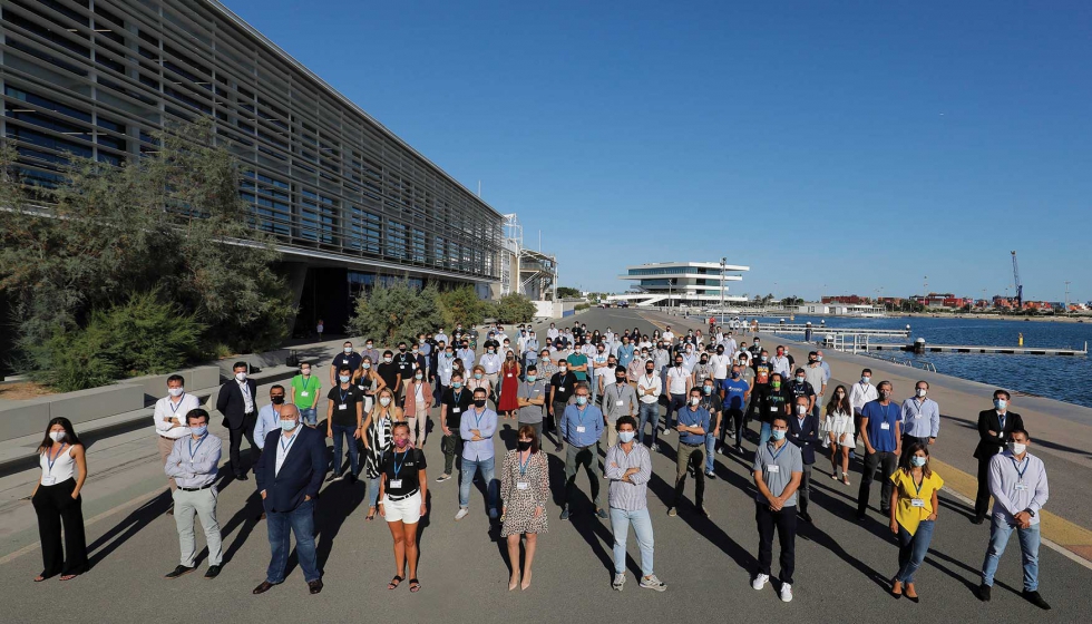 Emprendedores en los exteriores de las instalaciones de Marina de Empresas