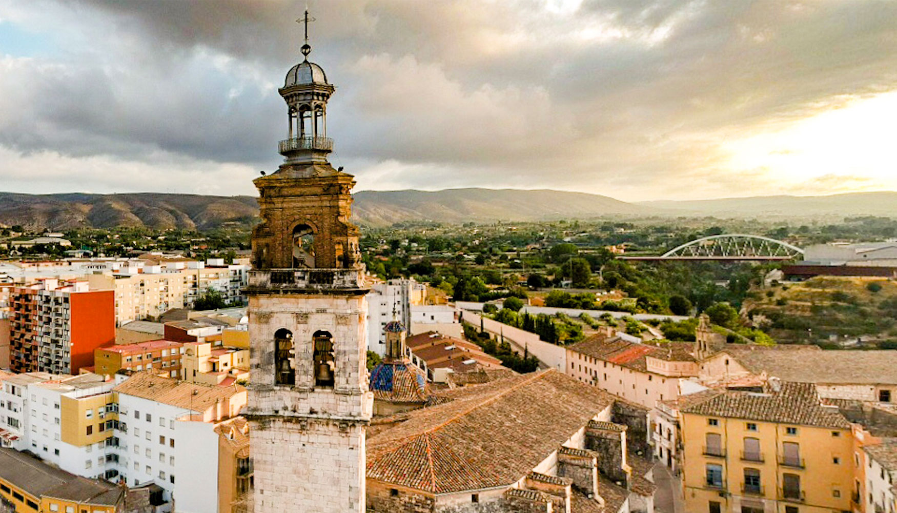 Imagen area de Onteniente. En primer trmino, el campanario de la iglesia de Santa Maria. Foto: Aeroid