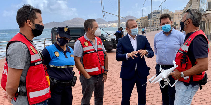 El alcalde palmense, Augusto Hidalgo, junto al concejal de Seguridad y Emergencias, Josu iguez, y la jefa de la Polica Local, Carmen Delia Martn...