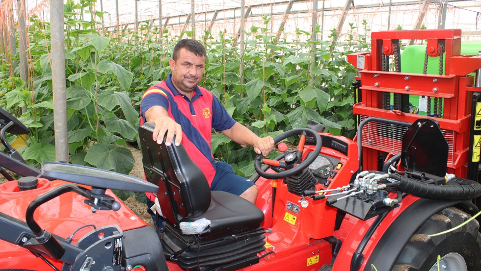 Carlos Prez est muy satisfecho con el rendimiento ofrecido por los tractores AC