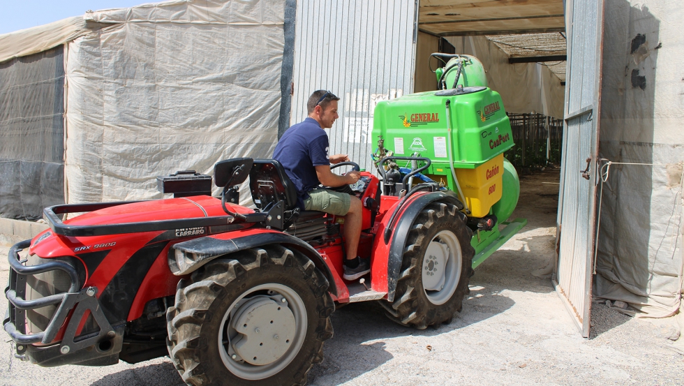 Las tareas en el interior de invernaderos requieres tractores articulados