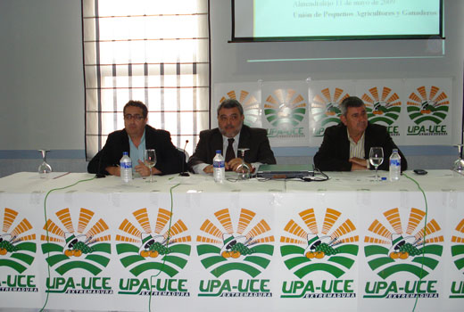 Mesa inaugural de la jornada celebrada por Upa-Uce Extremadura en que se analiz el presente y futuro del mercado vitivincola extremeo...