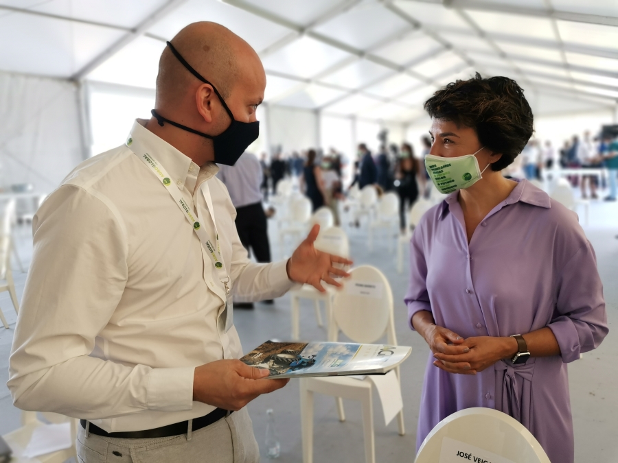 Maria do Cu Antunes e David Pozo  conversa,  margem do encontro