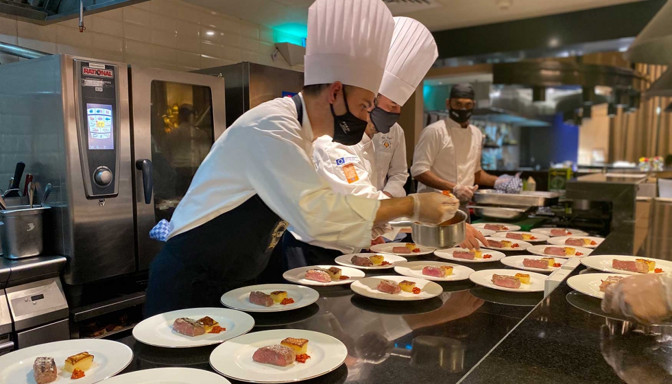 Reconocidos chefs espaoles preparan tapas con carne de vacuno en el prestigioso hotel Dukes de Dubai