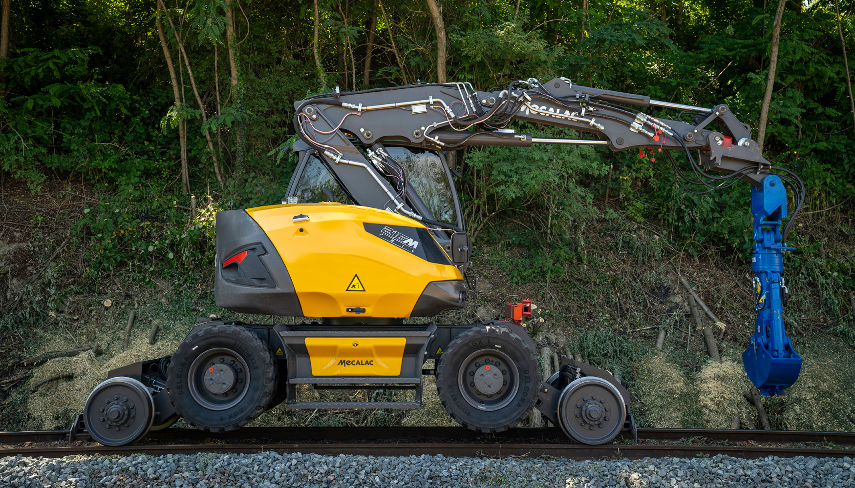 La 216MRail se produce en masa en la planta de Mecalac en Annecy (Francia)