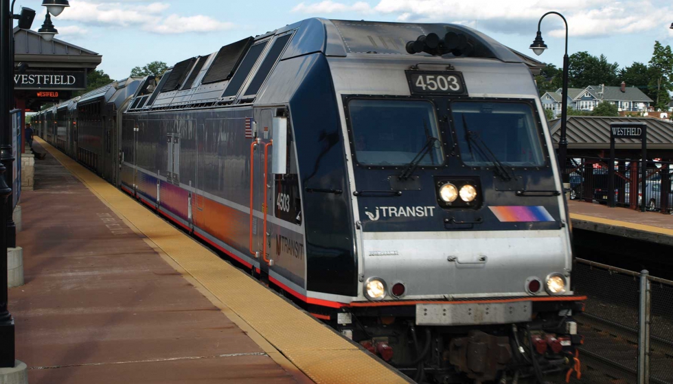 Las locomotoras de doble potencia reducen considerablemente las emisiones de gases y permiten a los pasajeros evitar trasbordos entre Nueva Jersey y...