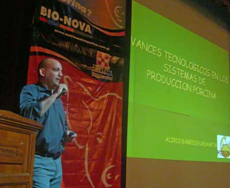 Alirio Barrios, director of Latin America of Rotecna area, during his lecture at Guatemala