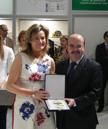 Entrega a Cristina de Toro, directora general de Citoliva, del Premio a la Excelencia en la categora de Innovacin