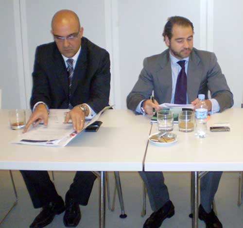 Richard Castelli and Basil Gonzalez, during the presentation of the barometer