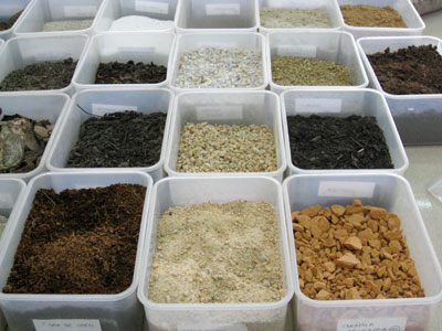 Muestras de sustratos diversos (fibra de coco, arena de ro, cermica troceada, mantillo, etc.) en el laboratorio de Burs...