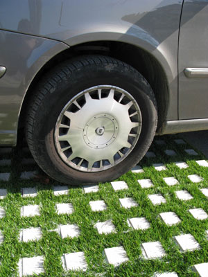 In the street. Verdalia Checker Block is an application of artificial grass for areas of great wear by pressure and dirt...