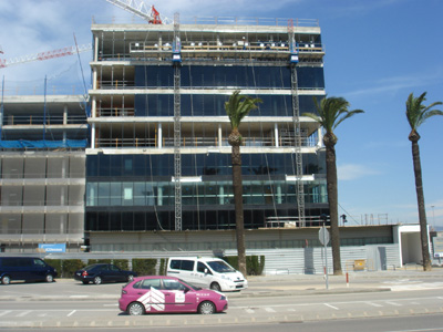 ALCO has provided a platform lift bimstil by zipper Macrel for the placement of the panels of glass from the car park of the airport of el Prat...