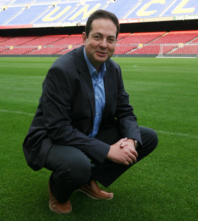 Eudald Morera posando sobre el csped del Camp Nou; Royalverd es la empresa que gestiona el terreno de juego azulgrana