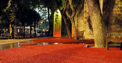 Vista exterior del Museo Martimo de Barcelona, durante la 5 Bienal Europea de Paisaje, con un pavimento sinttico de color naranja. Es de Verdalia...