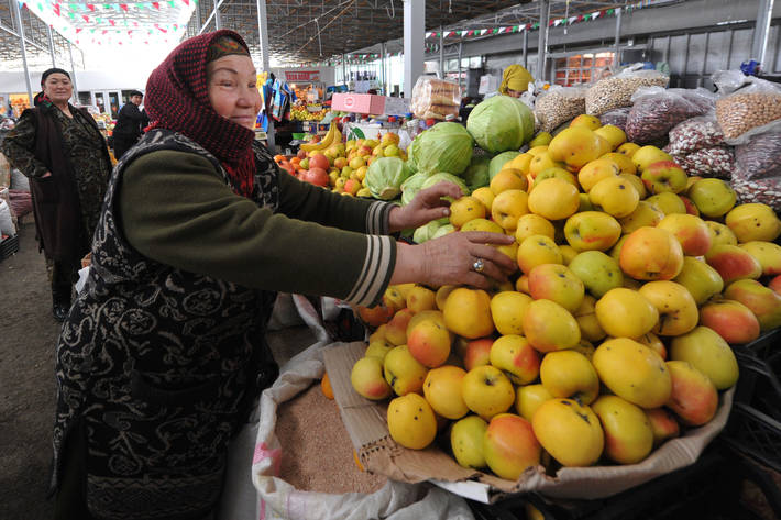 Una vendedora de frutas y verduras en Isfana, Kirguistn. Fuente: FAO