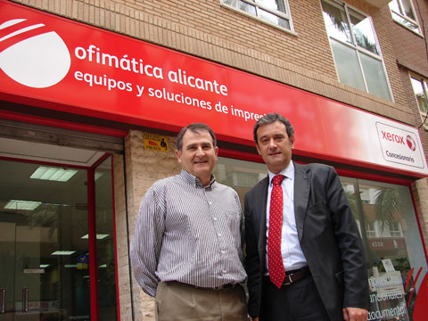 De izquierda a derecha: Francisco Oca y Carlos Saldaa, socios de Grupo Ofimtica