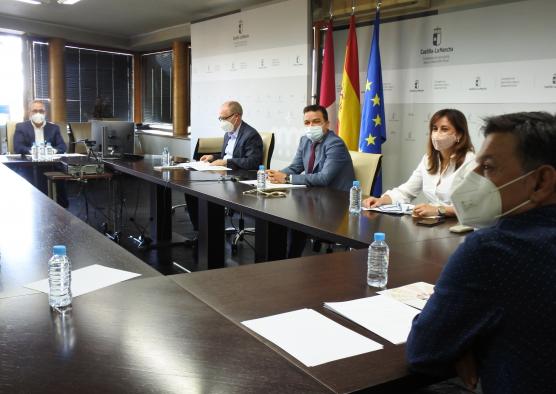 El consejero de Agricultura de Castilla La Mancha, Francisco Martnez, reunido con los agentes del Consejo Agrario de esa Comunidad...