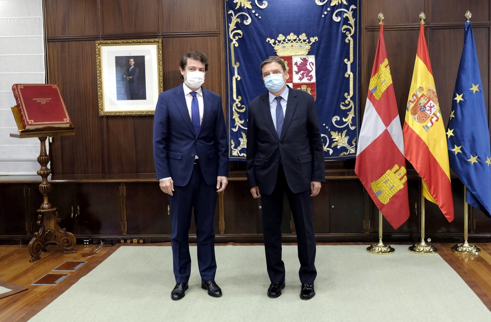 El presidente de la Junta de Castilla y Len, Alfonso Fernndez Maueco (izq) y el ministro de Agricultura, Pesca y Alimentacin, Luis Planas...