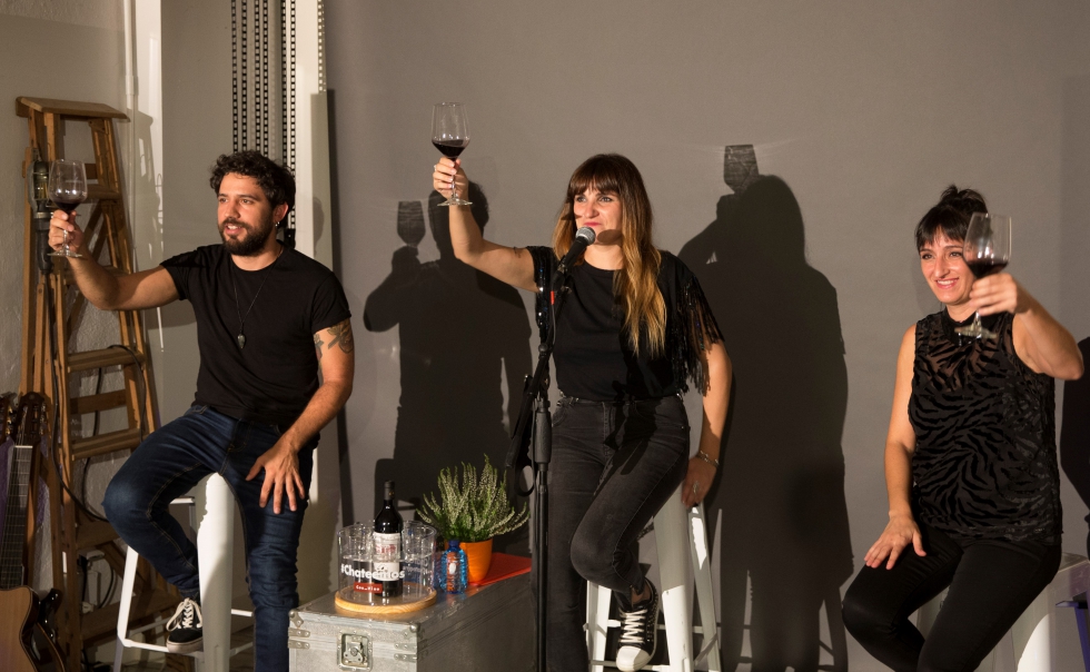 Rozaln hace un brindis a los asistentes del concierto privado de Madrid