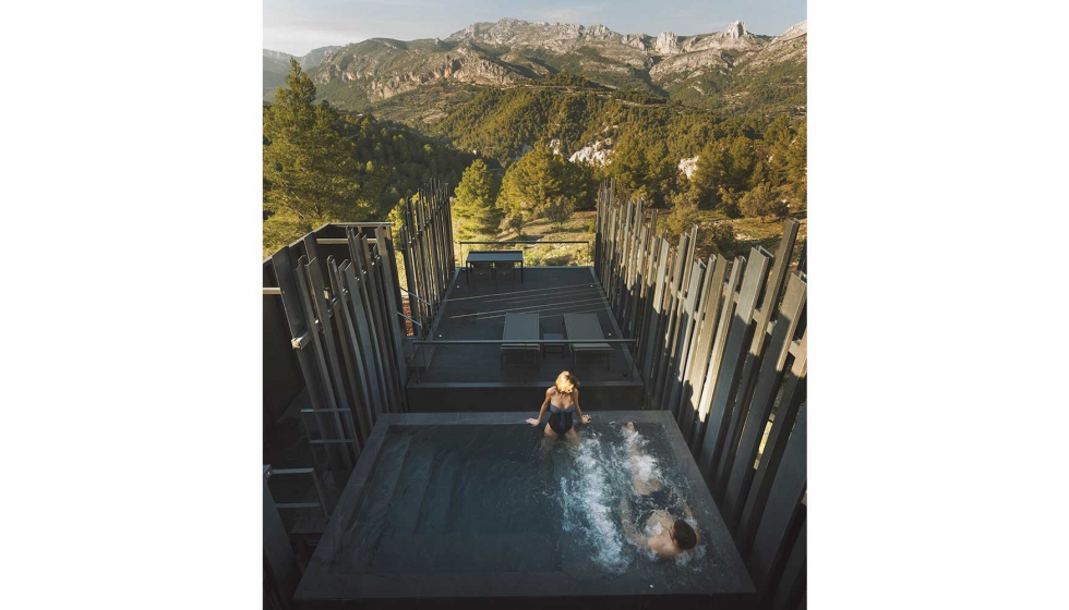 Vista de la terraza y piscina privada de una de las villas. Fotografa Alfonso Calza. Todos los derechos reservados...