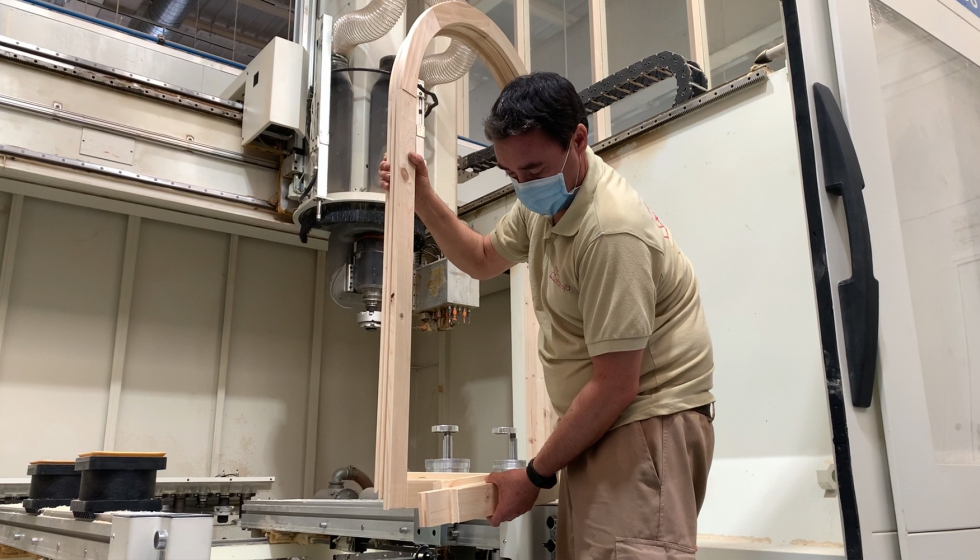 El profesor del curso le ensea a los alumnos a qu parte de la ventana corresponde una pieza que acaba de ser mecanizada por la mquina de CNC de...