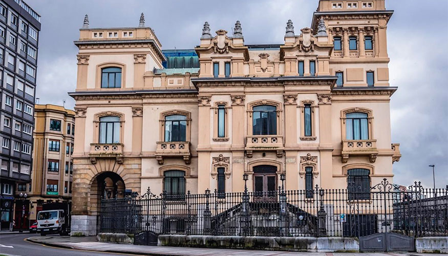 Antiguo edificio del Banco Urquijo ubicado en Gijn y nueva sede formativa de Murprotec