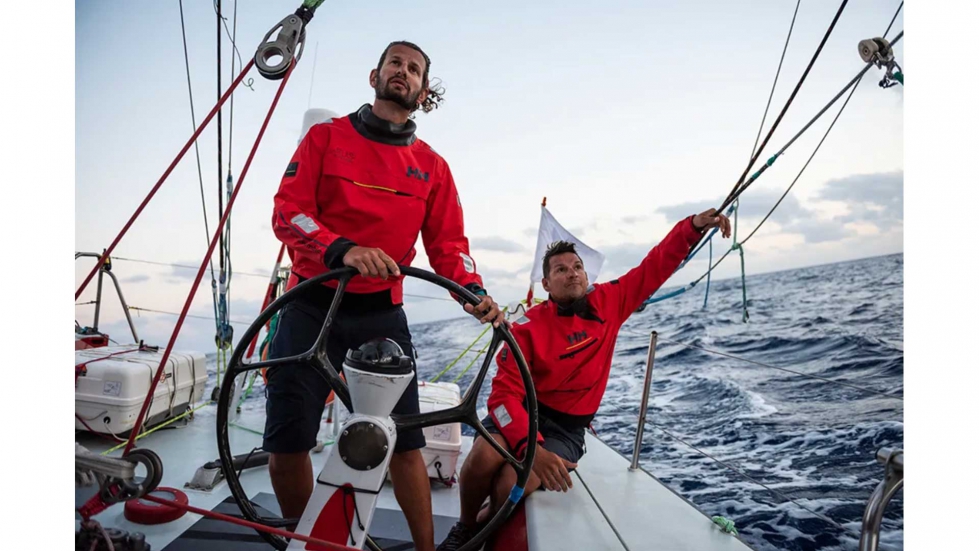 Los fundadores de Atlas Racing sentados en un barco mirando al horizonte en aguas agitadas