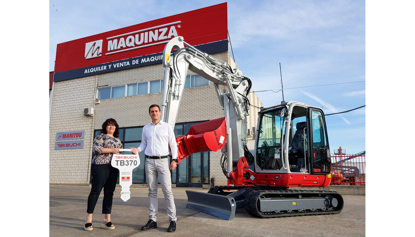 Entrega a Maquinza S.A. (Zaragoza): Mari Carmen Ramos, responsable de compras de Maquinza, y Nacho Legaz, delegado comercial de Huppenkothen...
