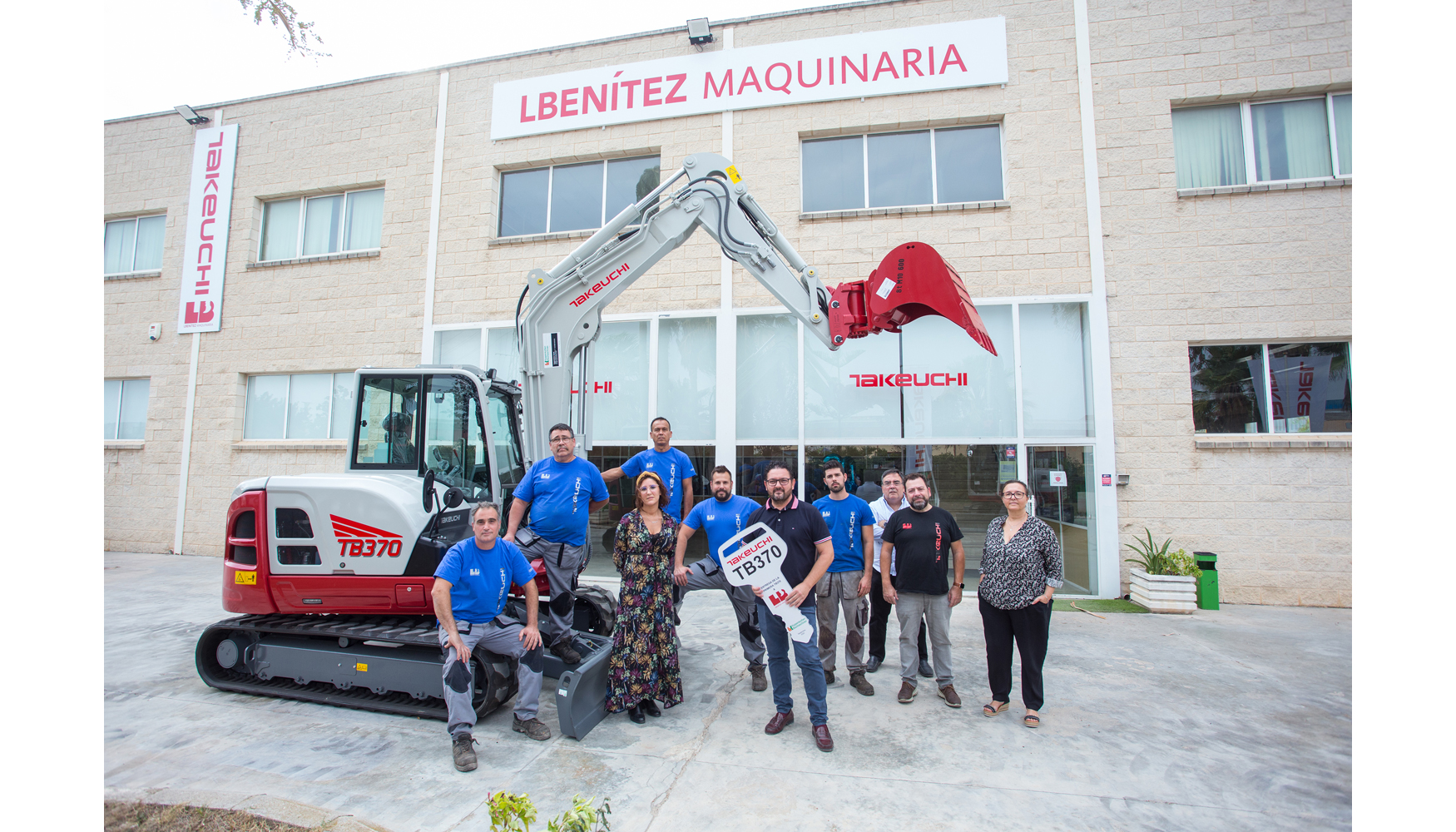Entrega a L Bentez Maquinaria S.L. (Valencia y Castelln): Francis Lpez Bentez, gerente de la compaa, junto a su equipo...
