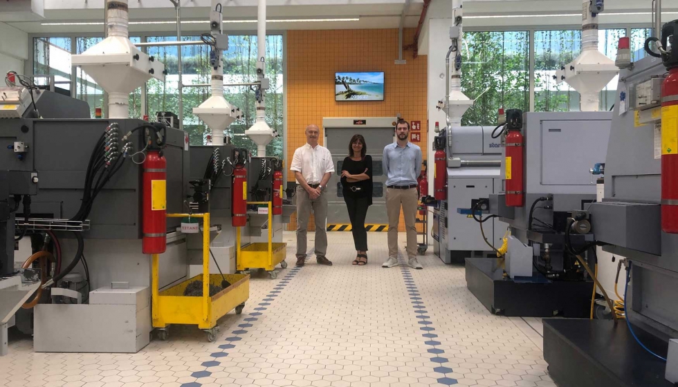 La familia Bonastre en la planta m�dica donde se fabrican las piezas para los dispositivos m�dicos