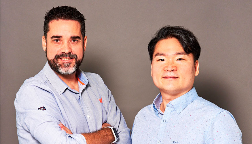 Javier Mira (CEO de FacePhi) junto a Dongpyo Hong (director general de FacePhi Asia-Pacifico)