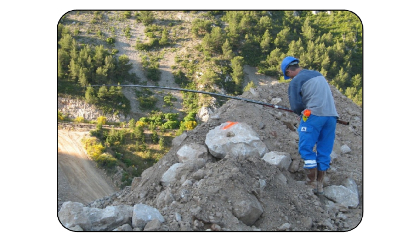 Figura 1: Uso de una caa de pescar para estimar la altura del frente y la piedra en el pie de banco