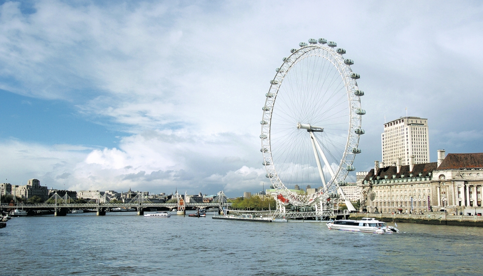 La noria London Eye se elev desde su posicin horizontal de montaje a travs del rio Tmesis hasta su posicin vertical de funcionamiento con la...