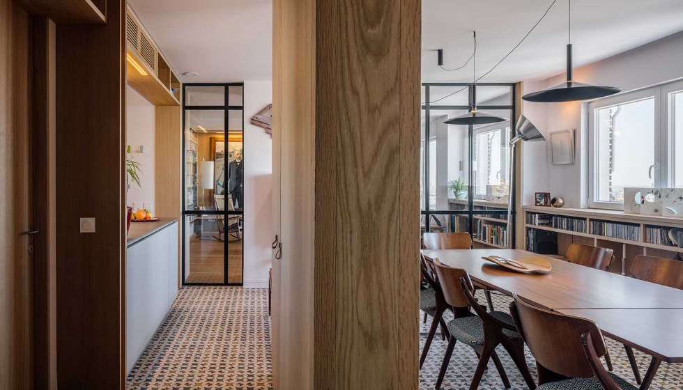 La vivienda permite la conexin entre sus diferentes estancias gracias a la instalacin de paneles mviles de madera y vidrio...