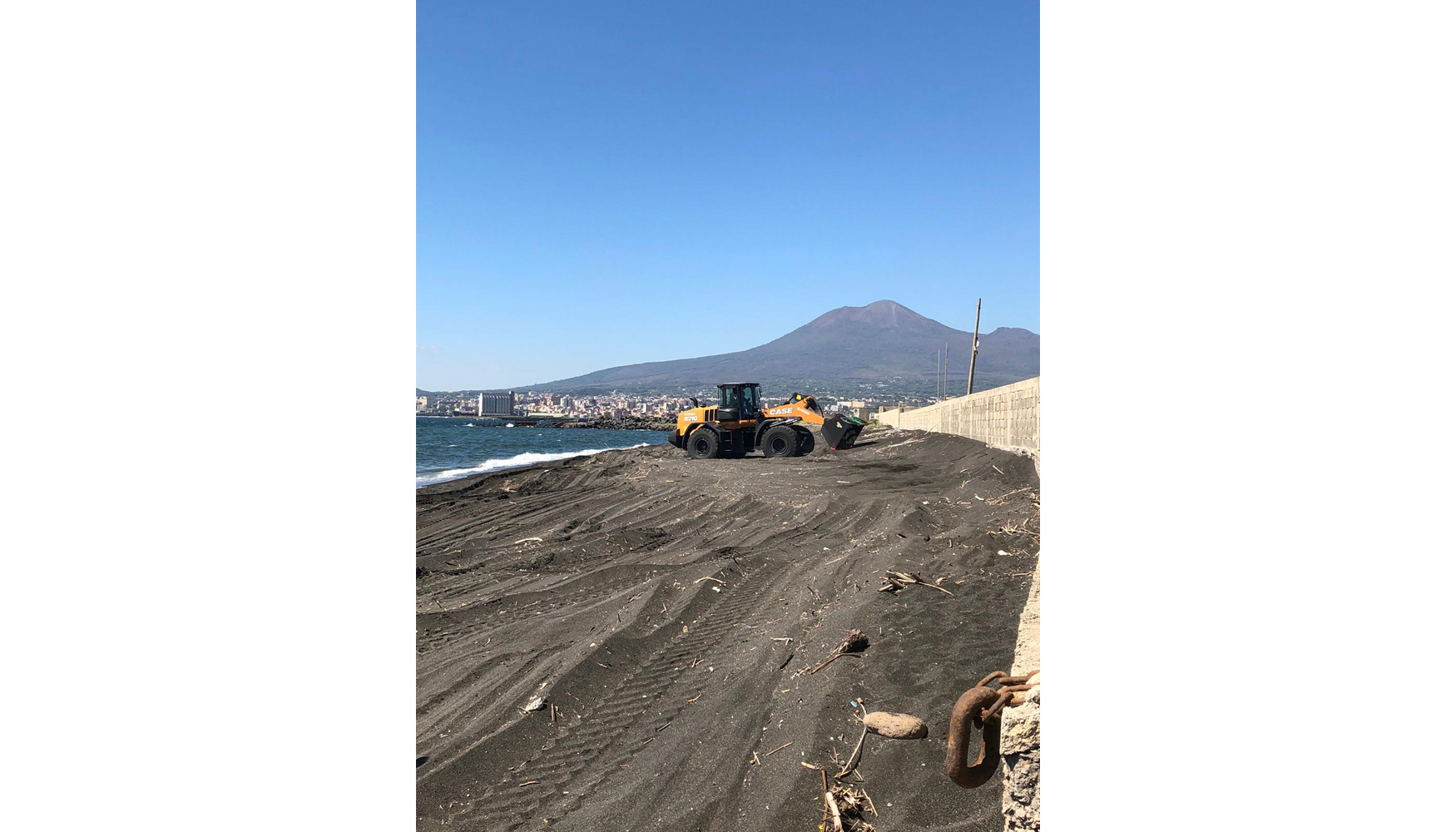 La mquina estuvo realizando trabajos de limpieza en la playa de Rovigliano (Torre Annunziata), que se encuentra en la desembocadura del ro...