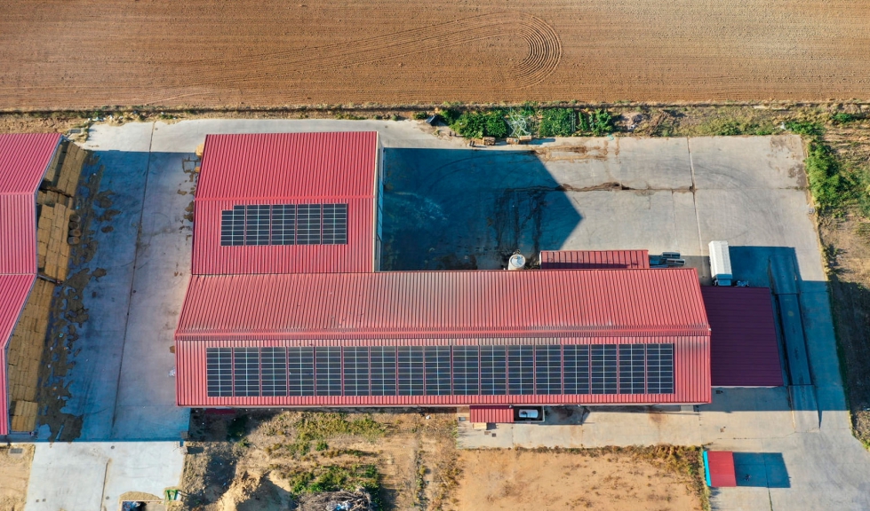 Imagen area de los paneles solares en la sede del Consorcio de Promocin del Ovino en Torres del Carrizal (Zamora)