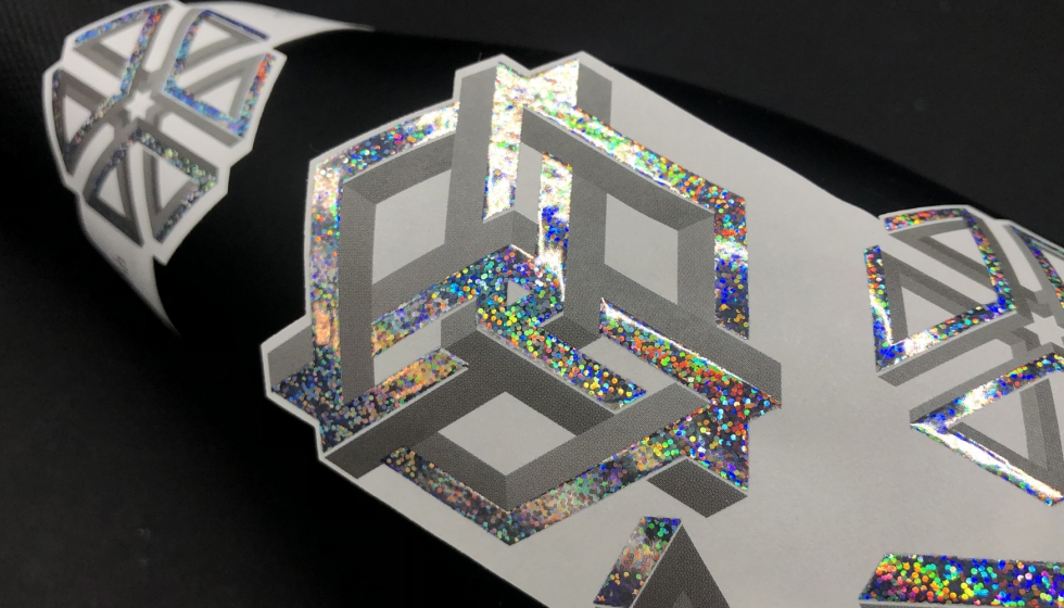 Detalle del efecto iridiscente del estampado hologrfico con puntos de Truyol Digital