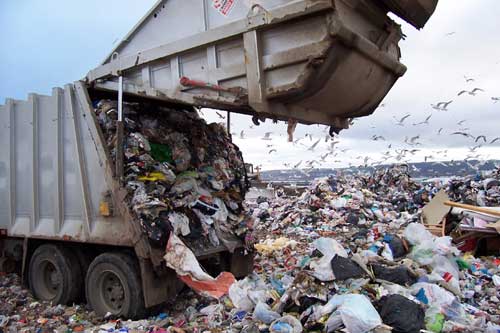 En Espaa, el vertido es la opcin mayoritaria para los residuos urbanos, un 68% en 2006, frente al 10% del reciclado...