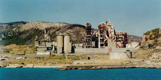 Uniland Vallcarca, una de las plantas cementeras donde se ha sustituido parte del combustible f�sil por lodos de depuradora. Foto: Ciment Catal�...