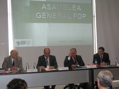 De izquierda a derecha, Gerardo Burn (gerente de la FDP), Manuel Snchez (presidente entrante de la FDP y de la AEMA)...