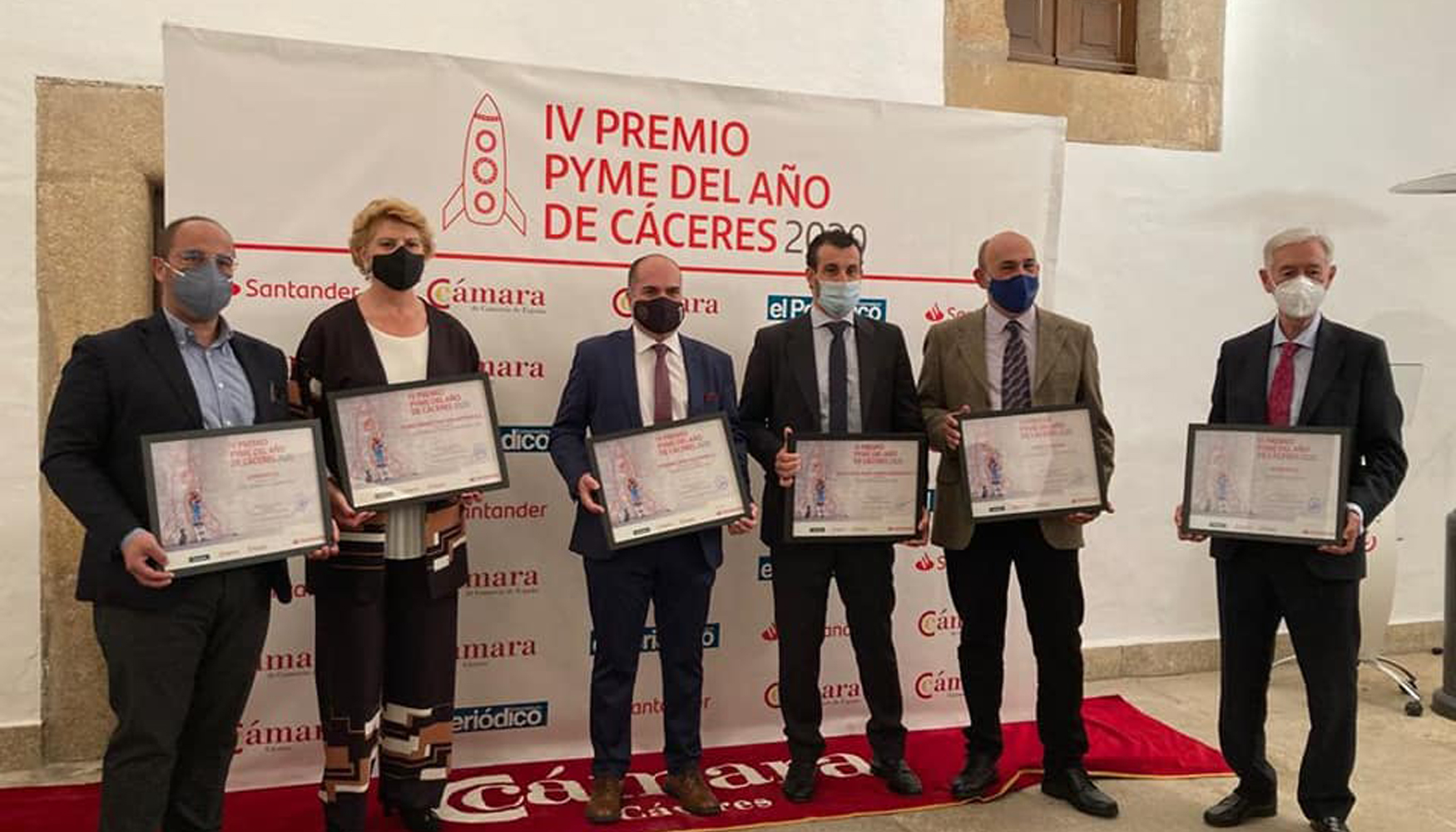 Foto de familia con los galardonados en los Premios Pyme del Ao 2020 de Cceres