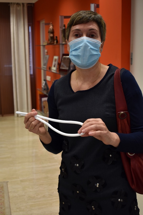 La doctora Mara Cruz Garca Gonzlez con una membrana tubular con la que se atrapa el amoniaco...