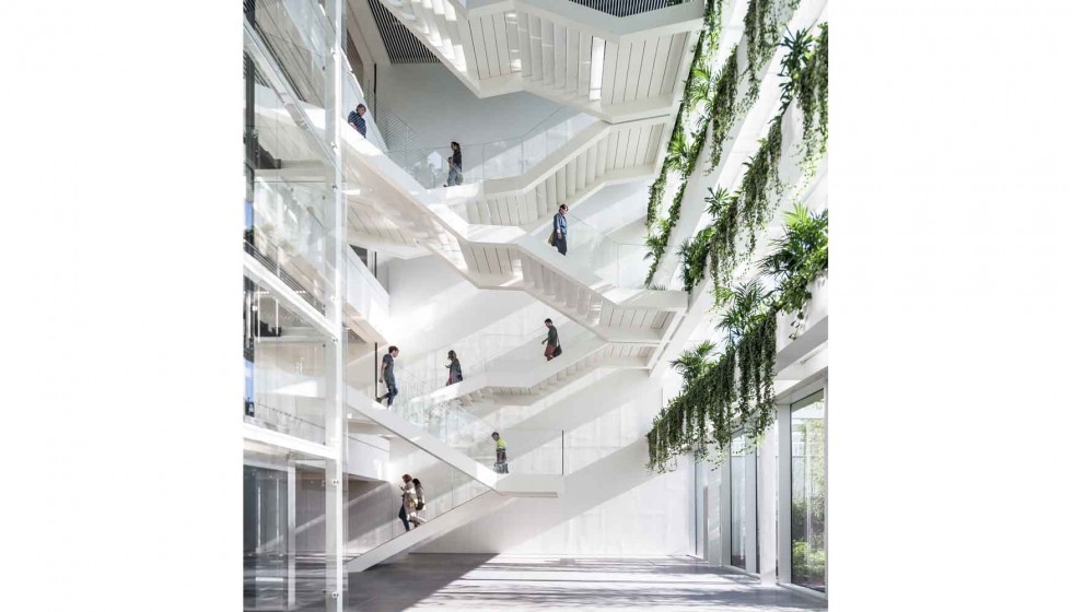 Imagen del gran atrio con la escalera que comunica las plantas del edificio. Fotografia: Antonio Navarro Wijkmark