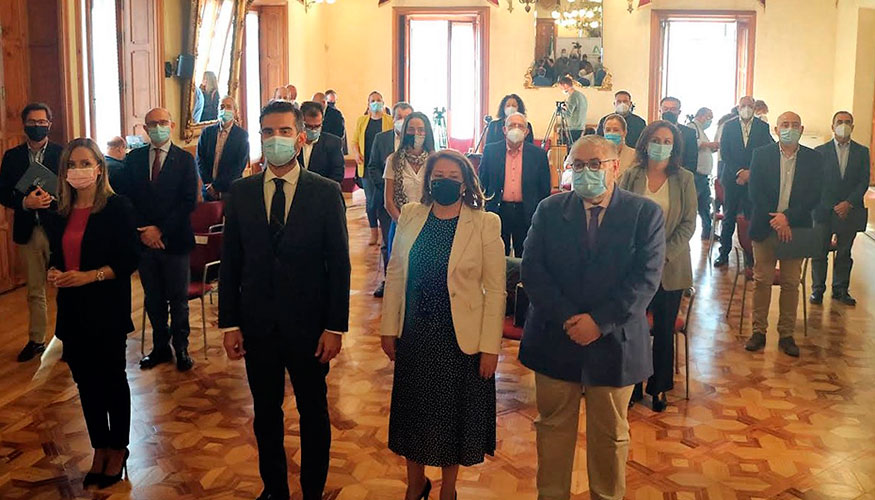 La consejera Carmen Crespo, junto con los alcaldes de los trece municipios de Almera adheridos al protocolo 'Compromiso Blanco'...