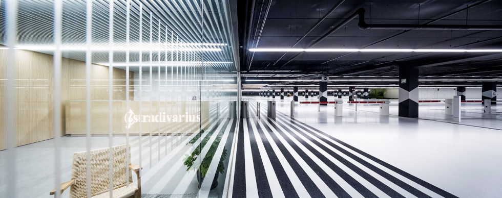 El aparcamiento no subterrneo, en la planta baja del edificio, se integra como puerta principal del edificio. Fotografia: Antonio Navarro Wijkmark...