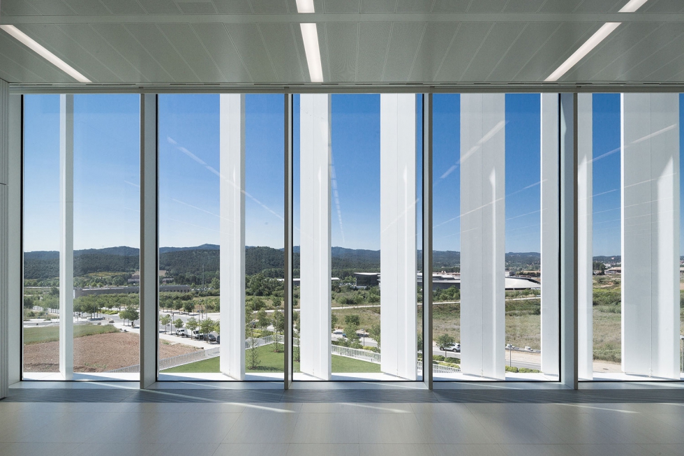 Vista desde el interior de las lamas en la fachada sur. Fotografia: Antonio Navarro Wijkmark