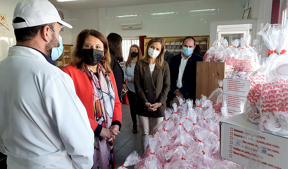 Carmen Crespo conversa con trabajadores de la empresa Dulce de Andarax