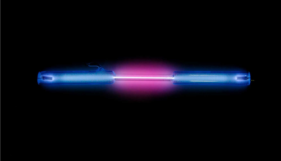 En color violeta, emisin de hidrgeno en un tubo de descarga de gases. / Wikimedia Commons